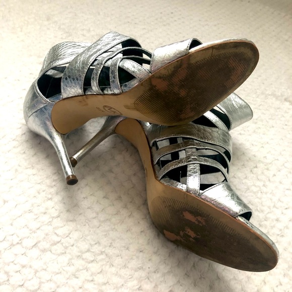 Michael Kors Shiloh Open Toe Silver Sandals - Picture 7 of 11